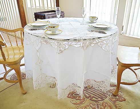 Battenburg Round tablecloth. 88" Round. Wtih 12 napkins. White